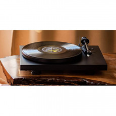 Gramofony / GRAMO / Gramofon Pro-Ject Debut Carbon Evo+2M Red / Piano Black